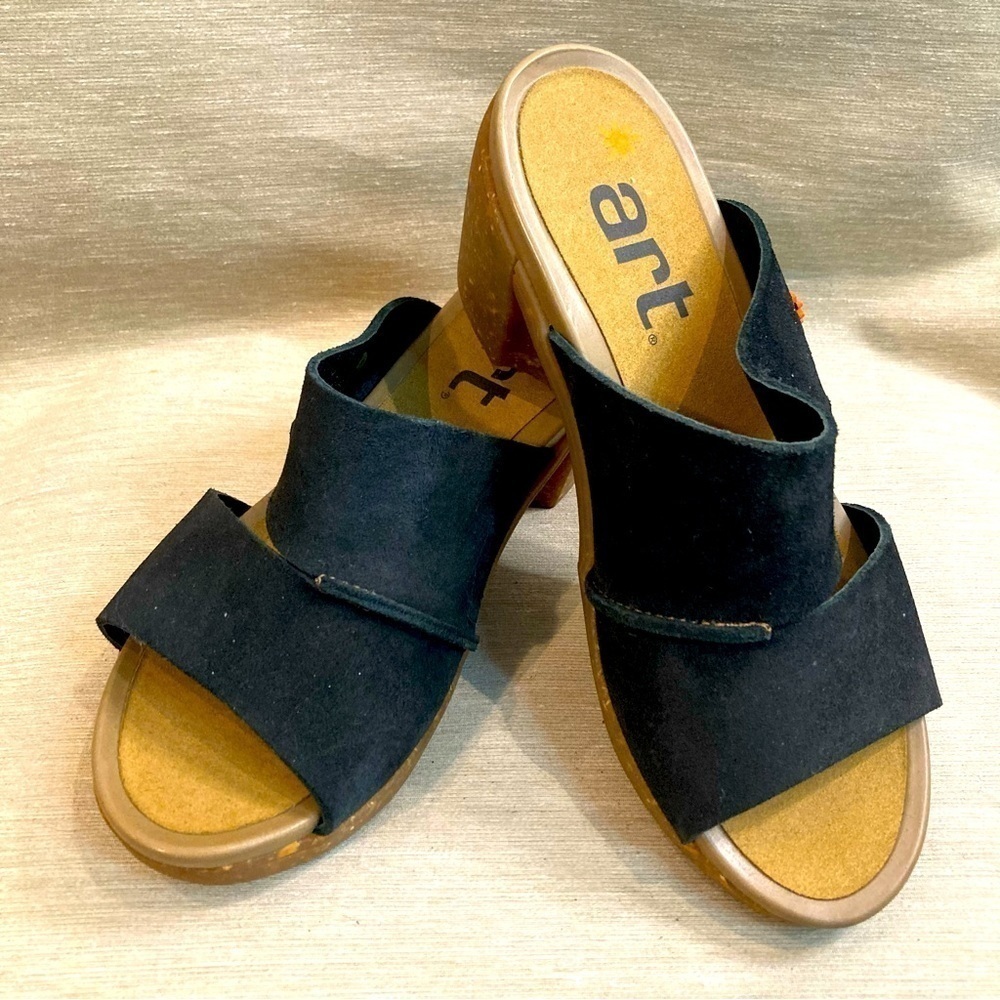ART Sz 38 Slip On Leather Biased Strap Rubber Sole Modern Style Comfort Wedges